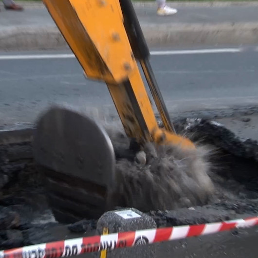 Sarıyer’de İSKİ borusunun patlamasıyla yol çöktü